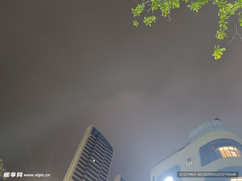 城市高楼间的朦胧天空