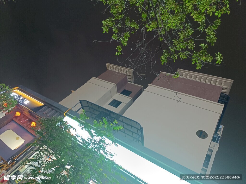 夜晚城市屋顶景象