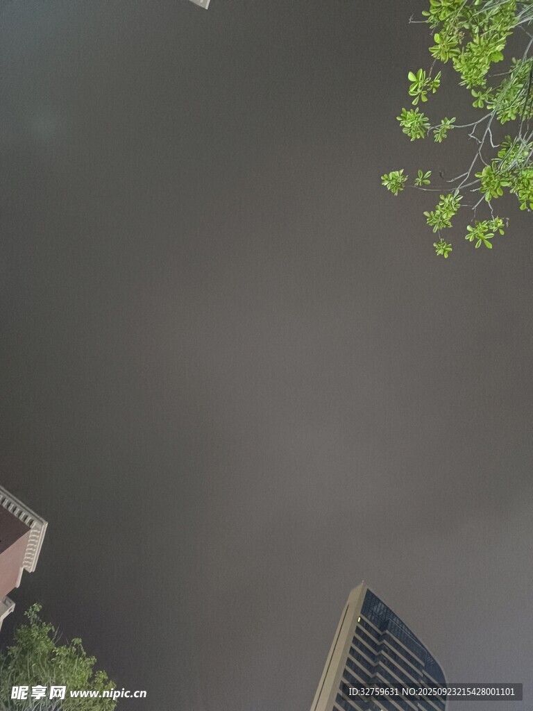 城市上空的阴沉天色