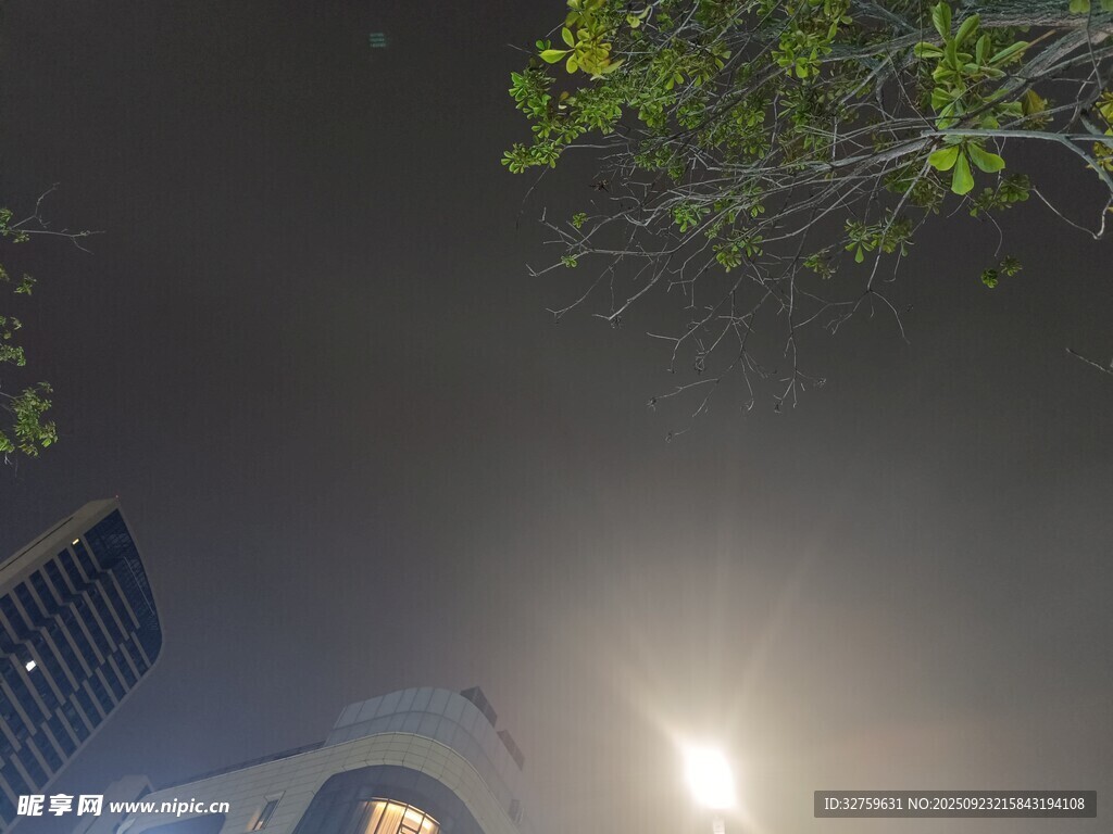夜晚城市中明亮的路灯景象