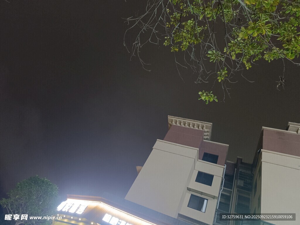 夜晚中的高楼建筑一角
