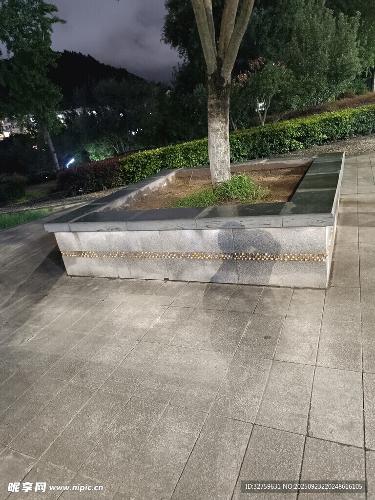 夜晚户外的水泥花坛场景
