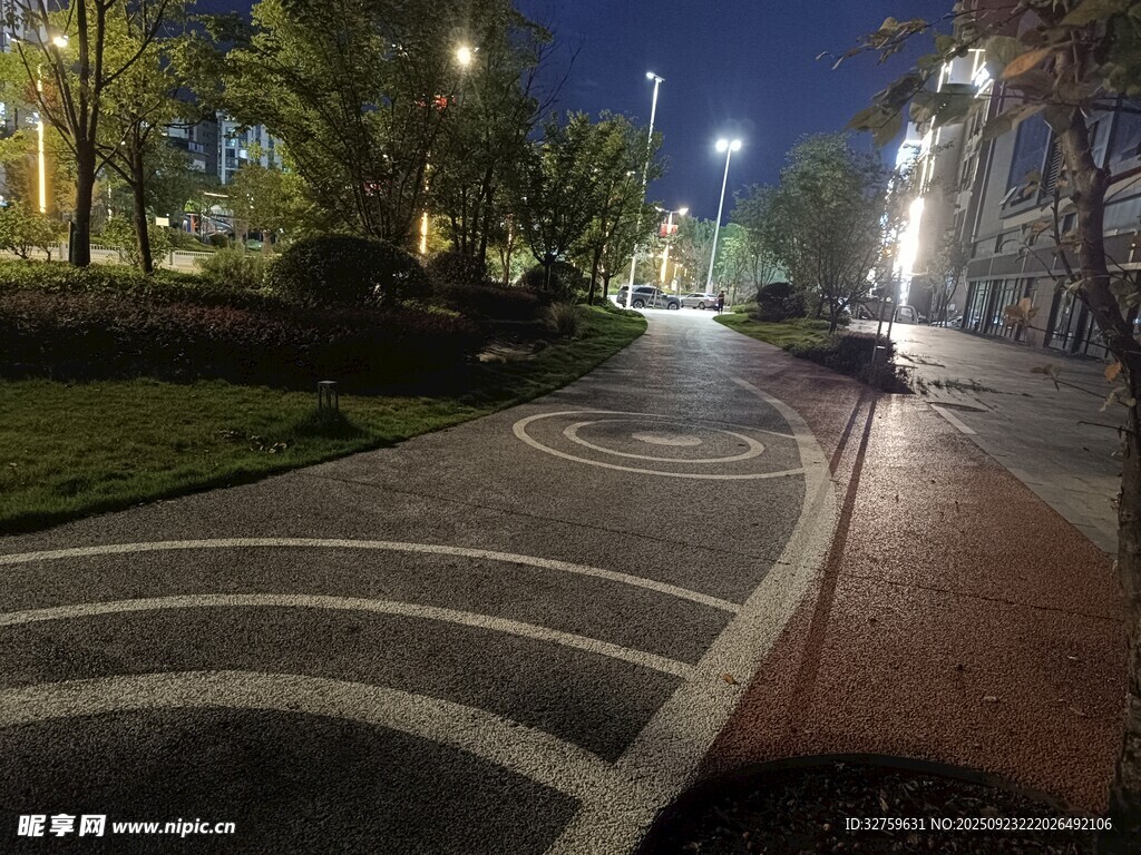 夜晚城市中的静谧步道
