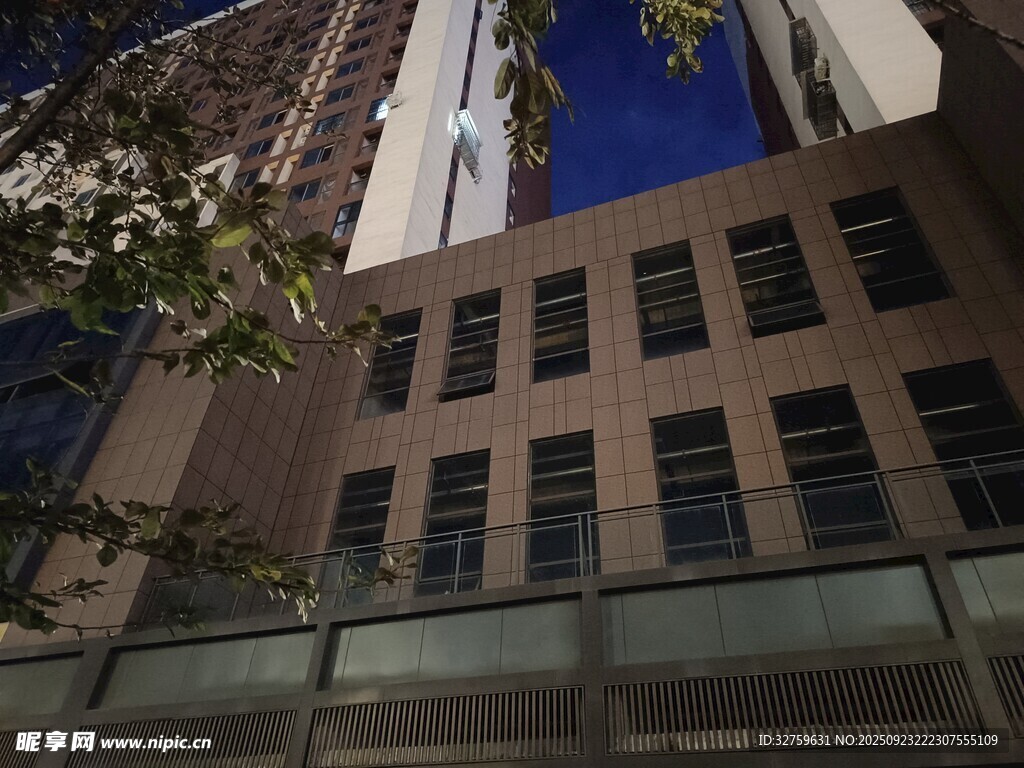 城市中高楼旁的多层建筑