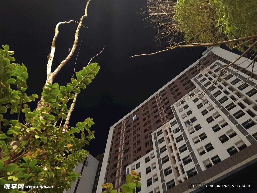 夜空中的闪电与高楼