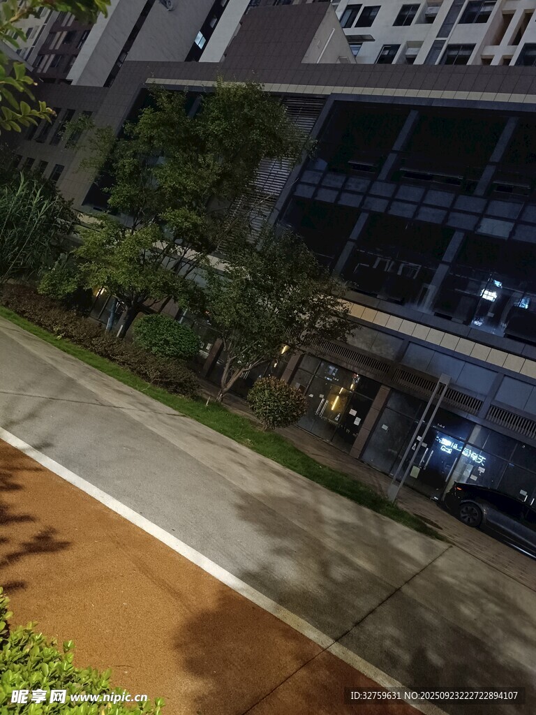 夜晚小区旁的道路与建筑