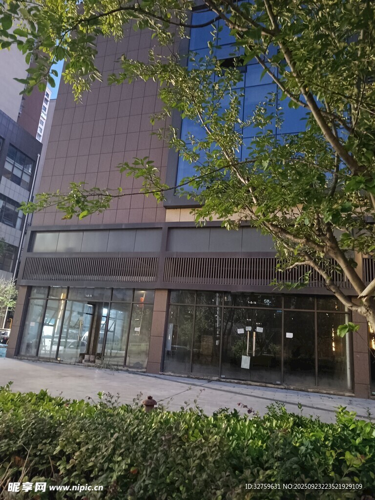 城市街边的现代建筑景观