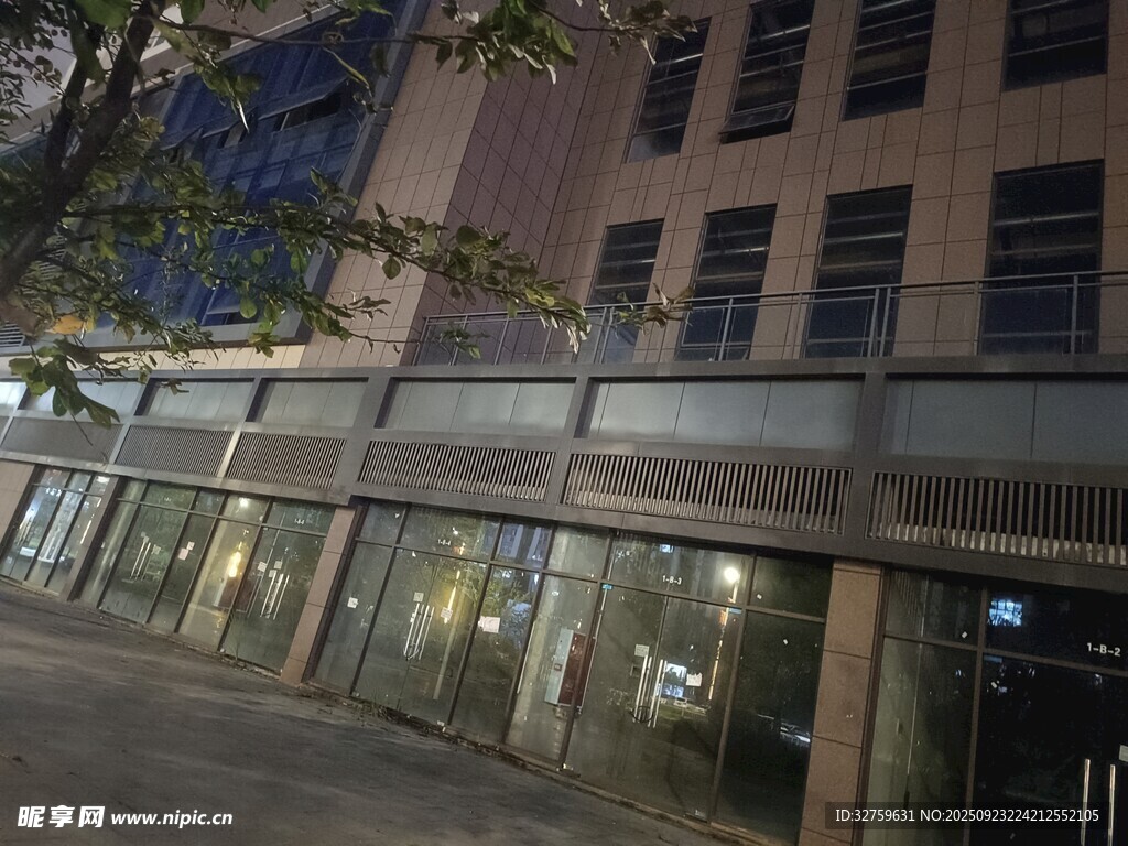 夜晚街边的灯火通明店铺