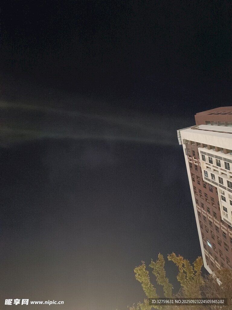 夜晚楼边朦胧景象