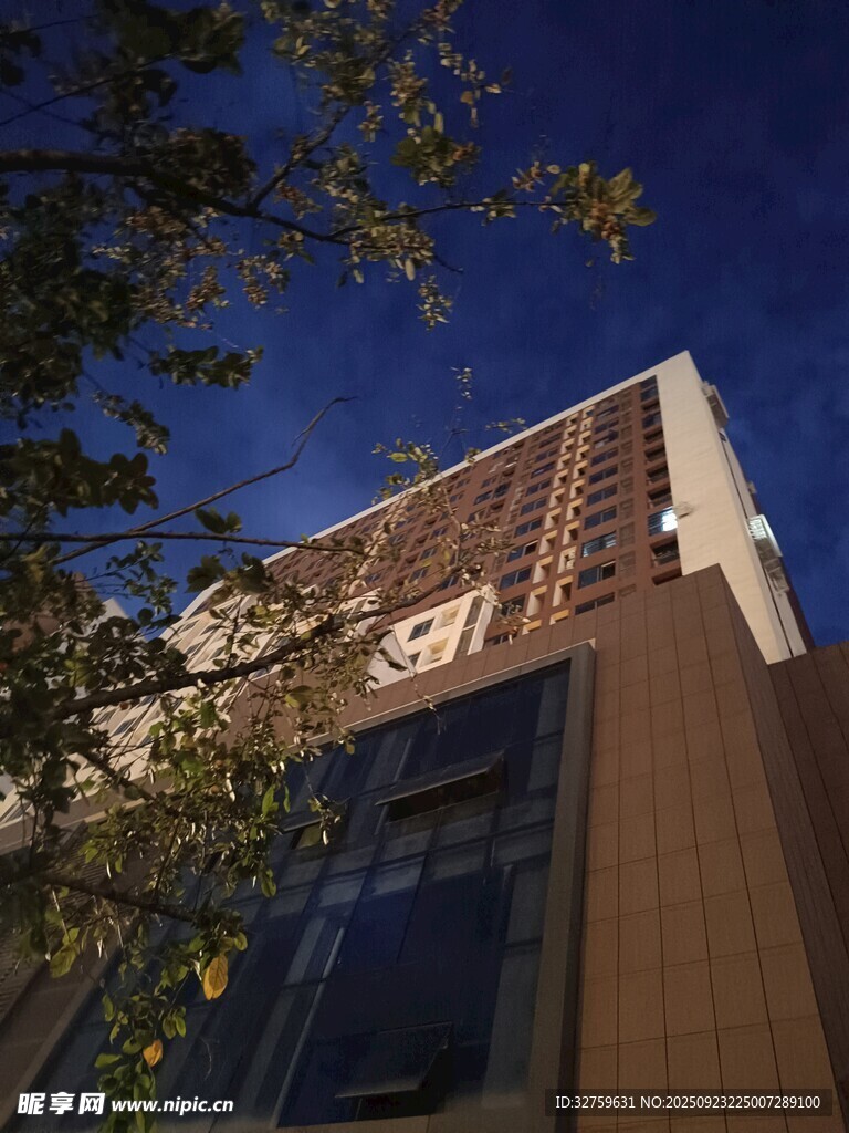 夜晚中的高楼建筑