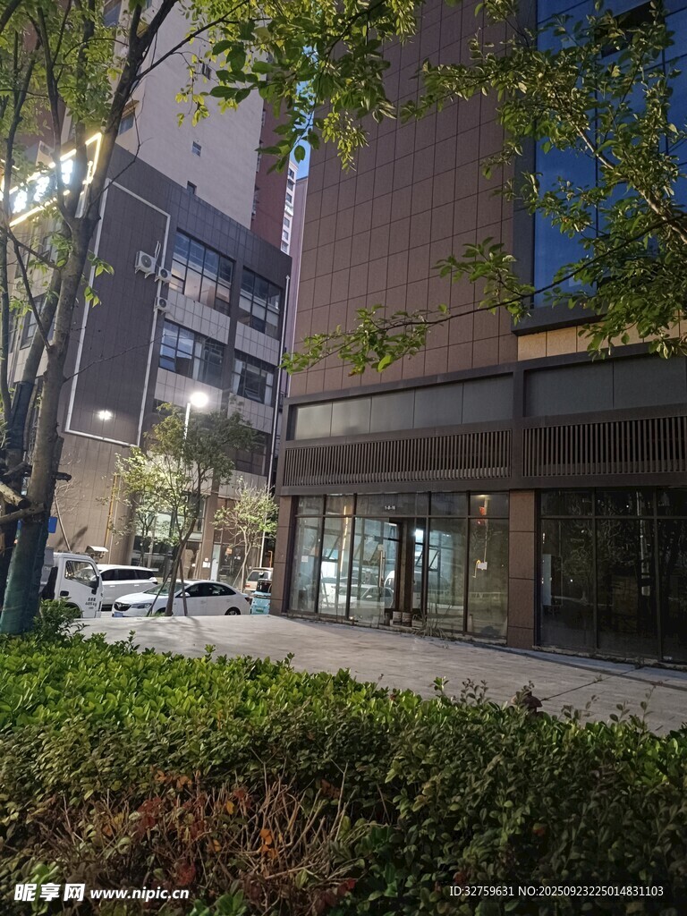 城市夜晚街边的建筑景观