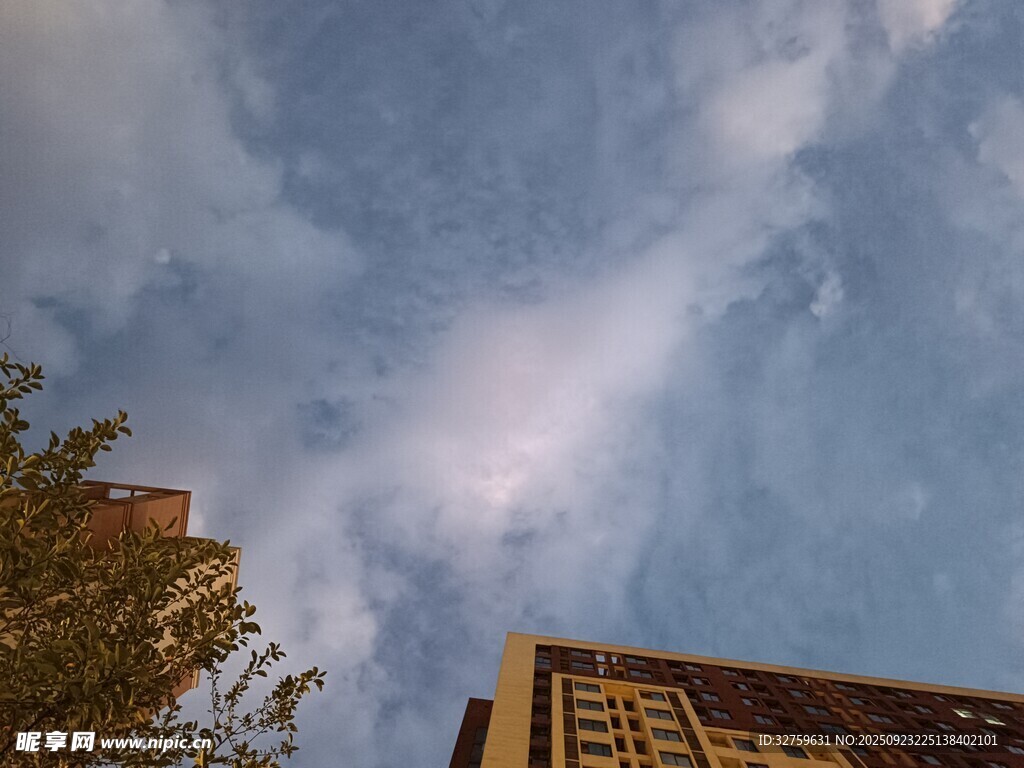 仰望城市上空的蓝天白云