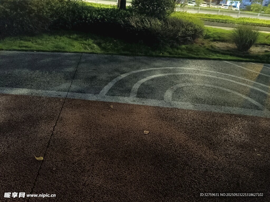 路面上的白色轮胎痕迹