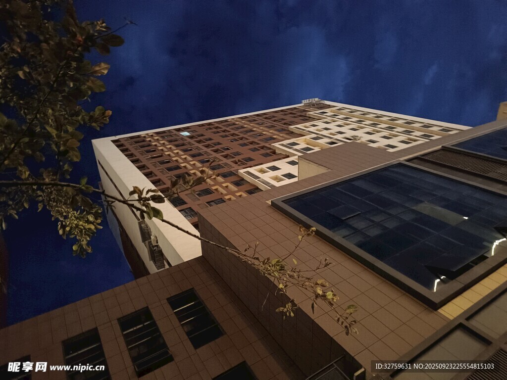 现代建筑夜景俯瞰视角