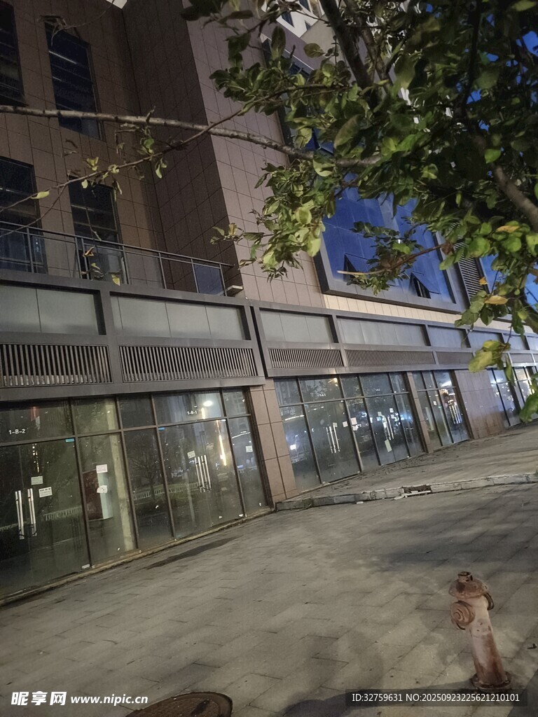 城市街边商铺外观景象