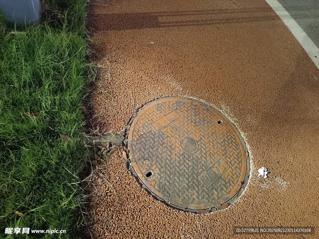 路边的圆形井盖