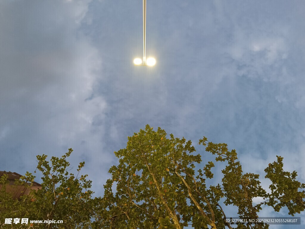 夜空下的悬挂发光物体