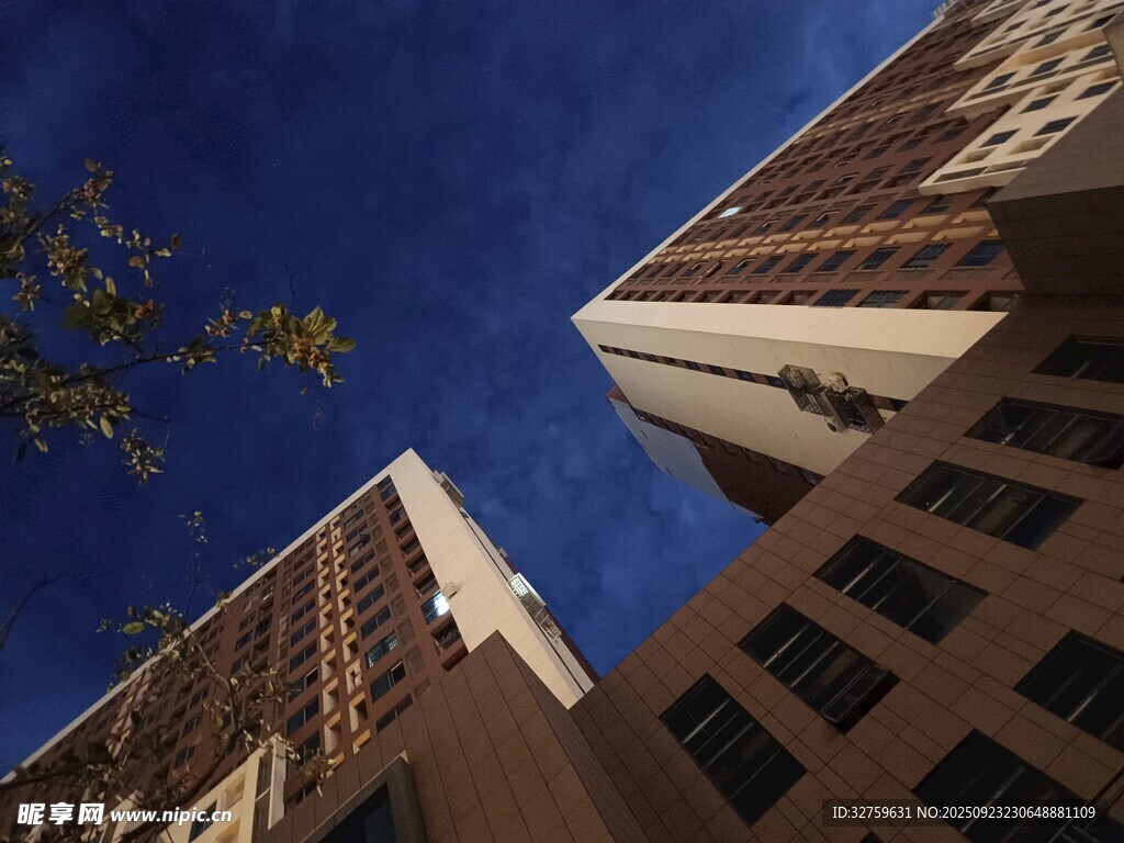 仰视城市高楼建筑景观
