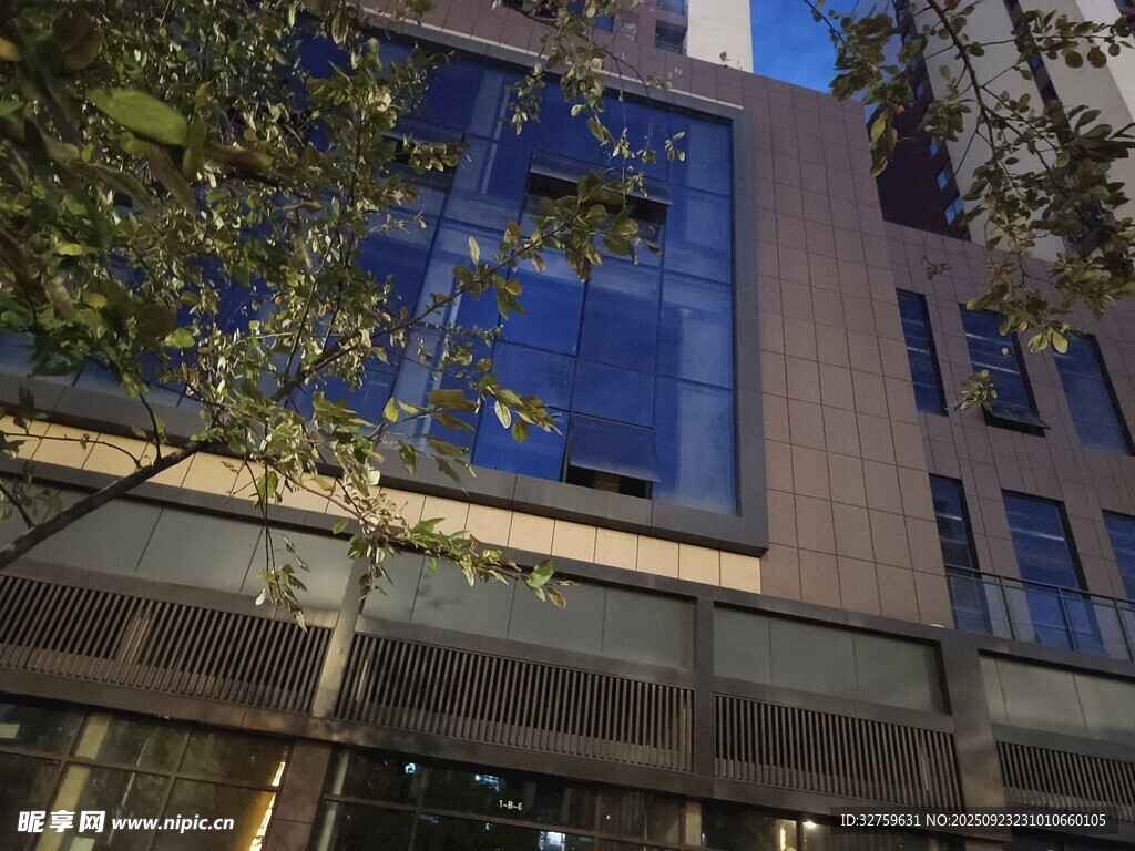 现代风格玻璃幕墙建筑