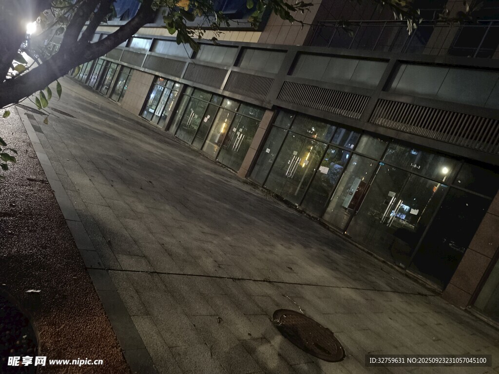 夜晚街道旁的商铺景象