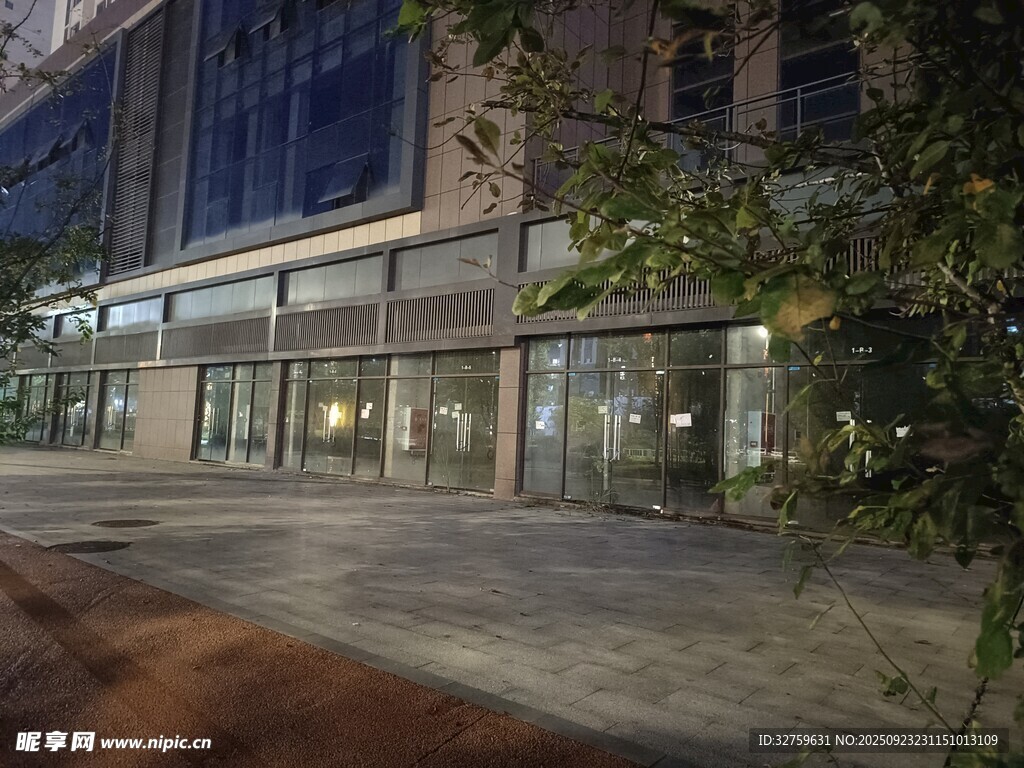 夜晚城市中的现代建筑外观