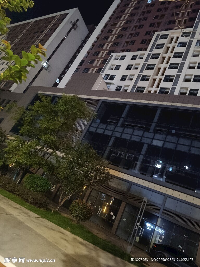 城市夜景中的现代建筑景观