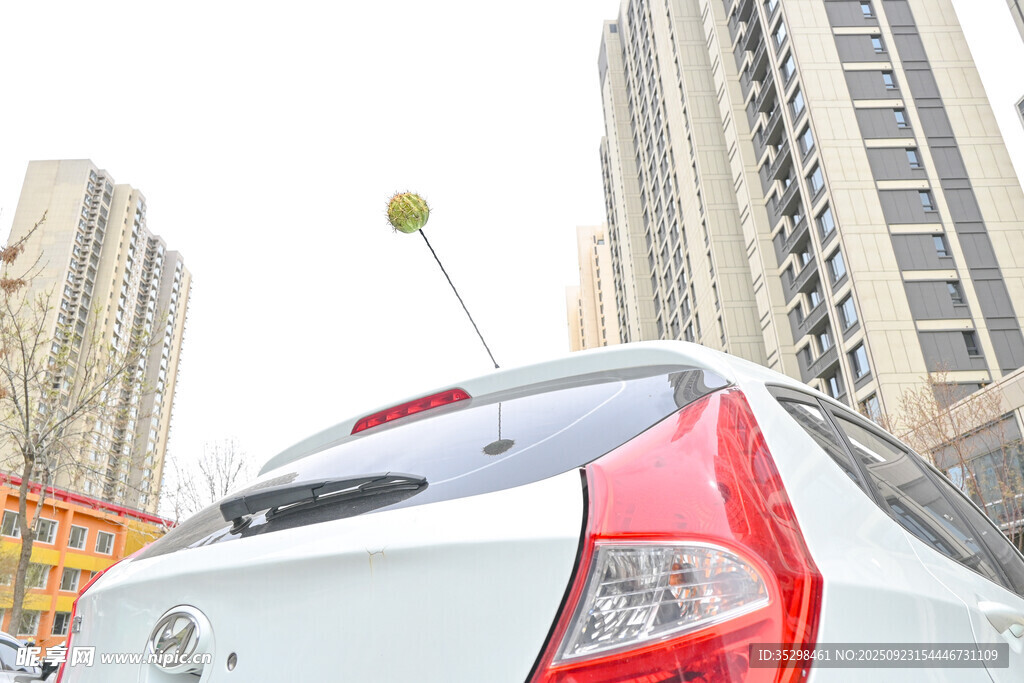 城市中停放的白色轿车