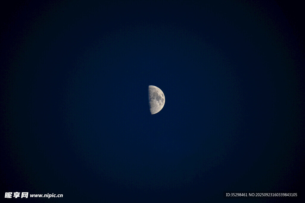夜空中的弯弯月牙