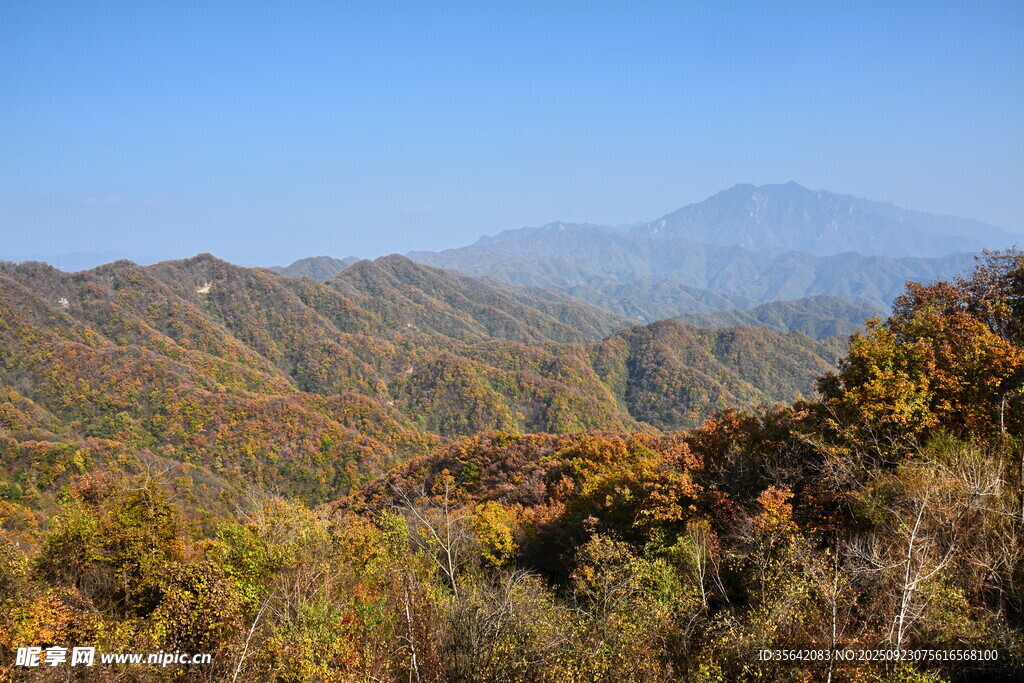 秋日山峦美景
