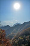 秋日山间暖阳景色