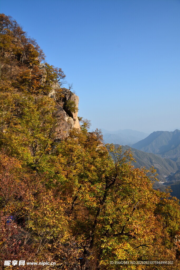 秋日山间斑斓景致