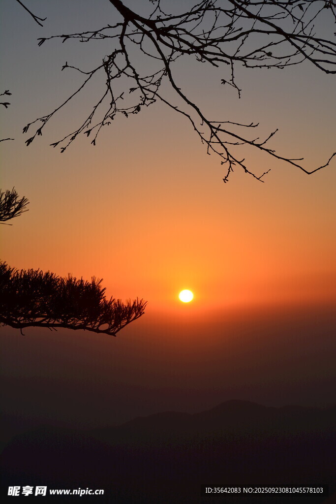 山顶日落美景