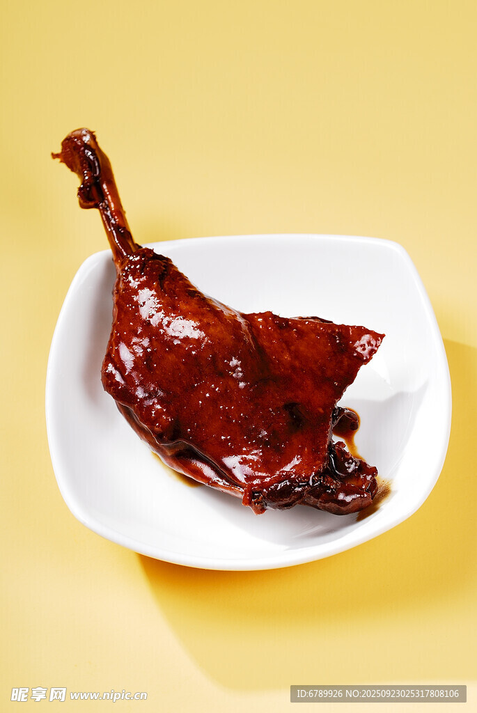 美味烤鸭腿置于白盘