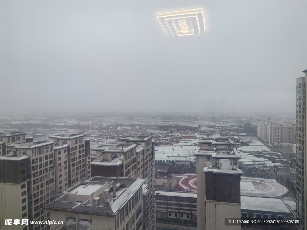 雪后城市高楼景观