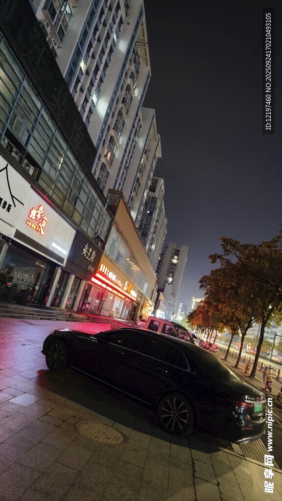 城市夜晚街道上的黑色汽车