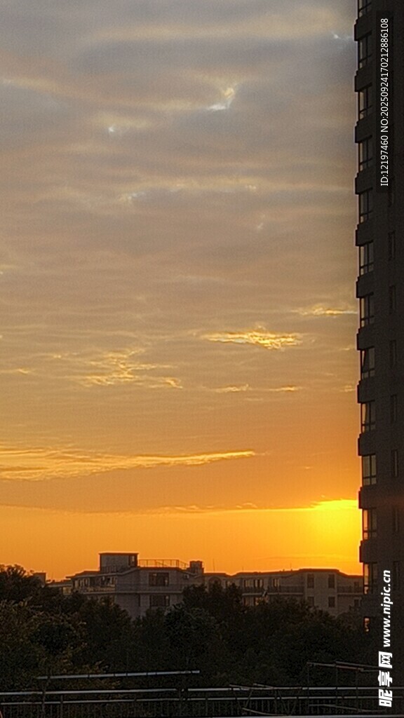 夕阳下的城市天际线