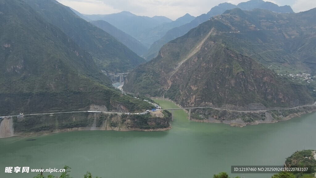 山水相依的壮丽河谷景观