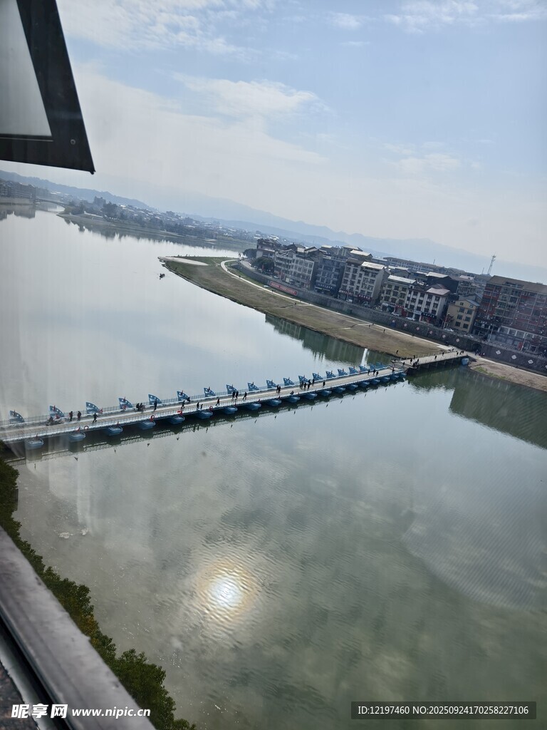 俯瞰平静江面与桥梁