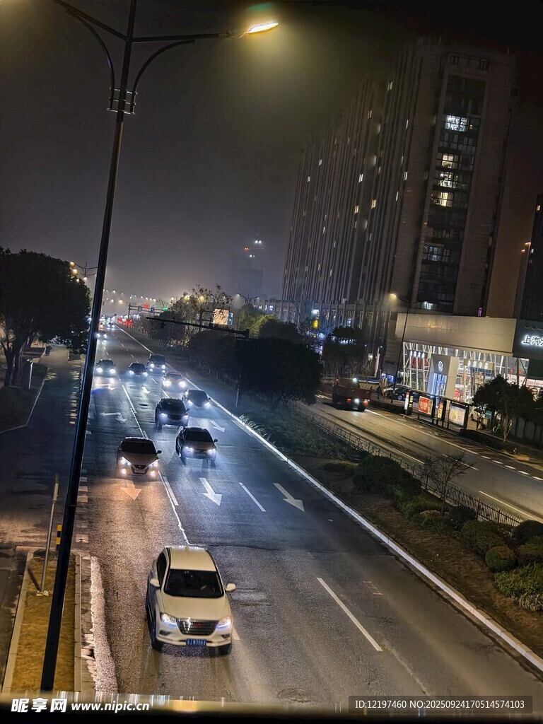 城市夜间道路车流景象