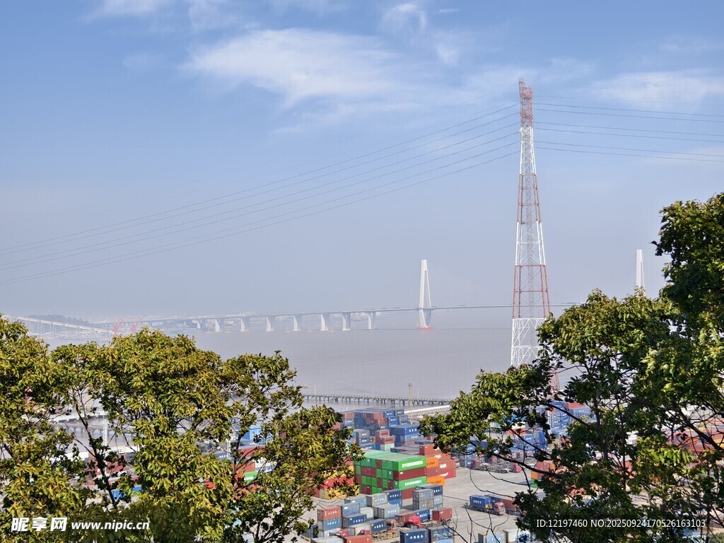 城市景观中的高塔与游乐设施