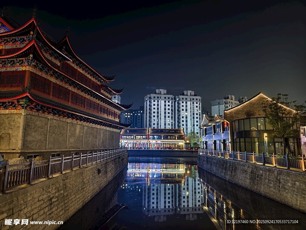 古城河畔夜景璀璨迷人