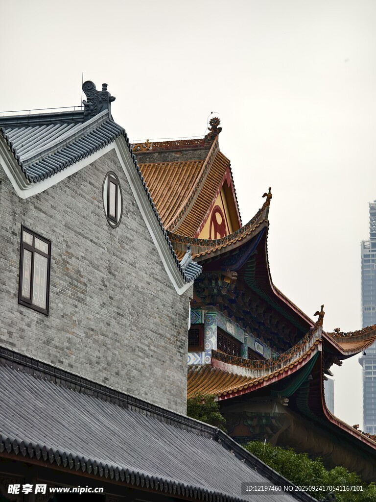 中式古建筑与现代建筑相映