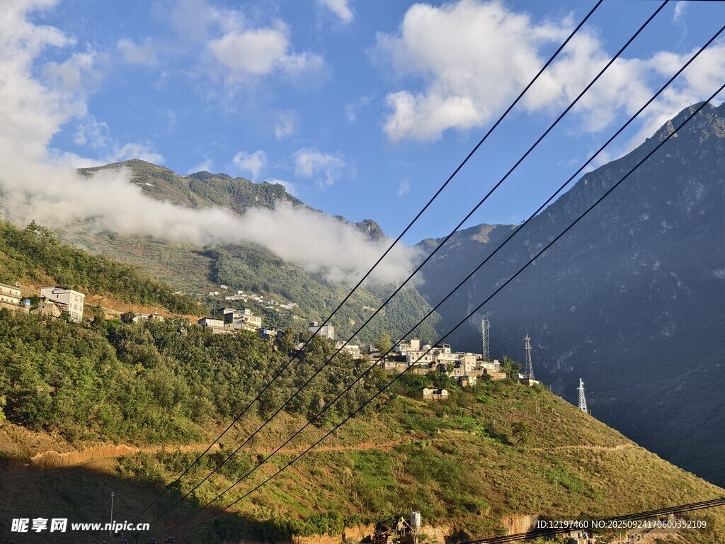 山间美景与输电线路