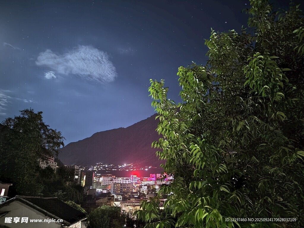 夜幕下的山间城镇风光