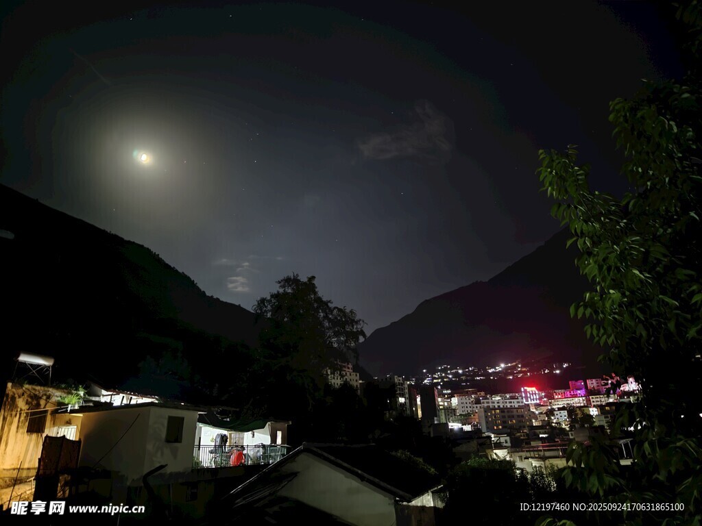 月夜下的山间城镇夜景