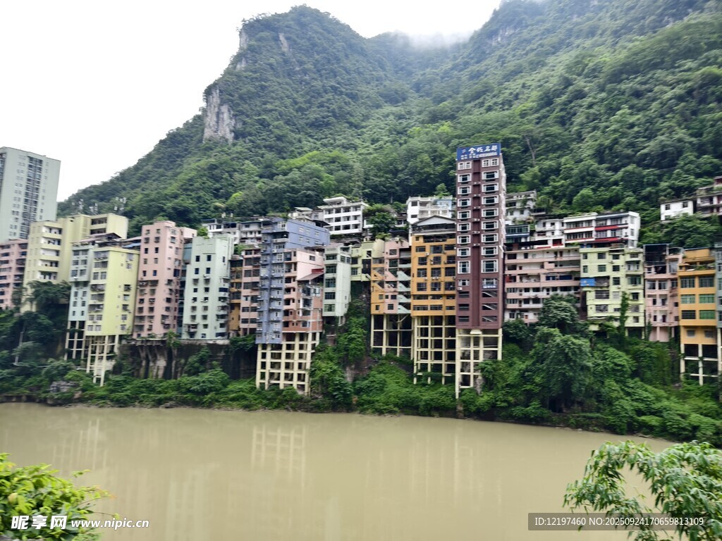 河畔山城风光