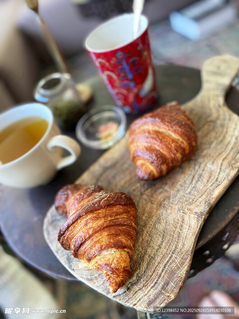美味牛角包搭配茶饮