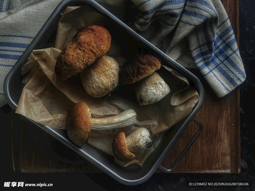 烤盘上的美味烘焙食品