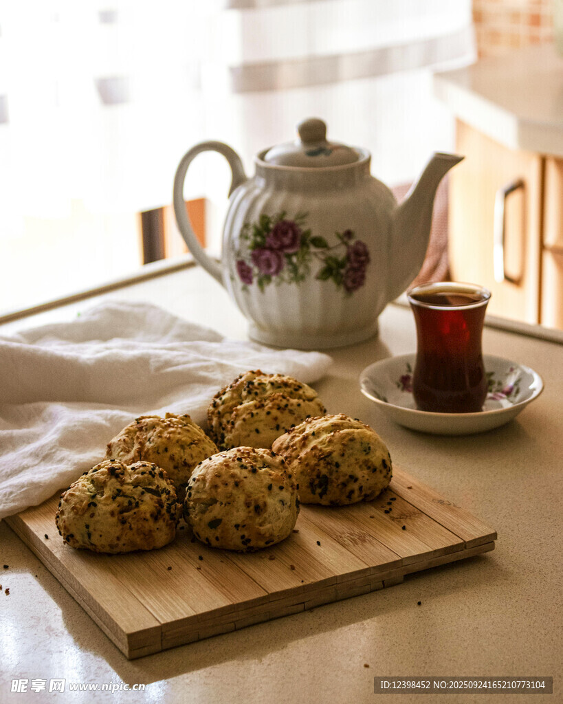 木质托盘上的茶点与茶具