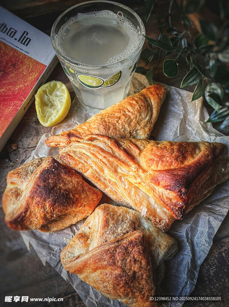 美味酥皮点心与清爽饮品